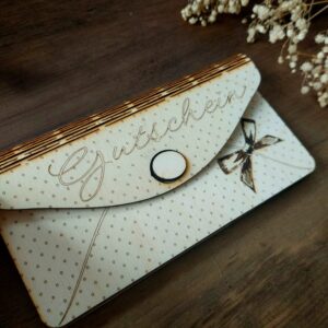 Persönliche Gutschein-Verpackung aus Holz