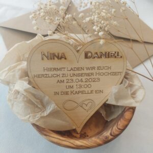 Einladung aus Holz in Herzform